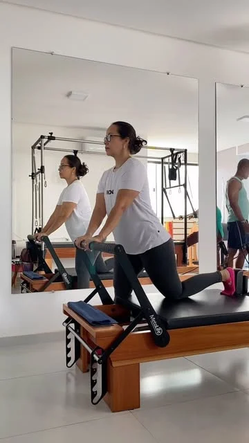 Exercício de Pilates no espaço do estúdio